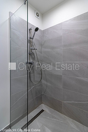 Дом во дворе, реновированный дом, закрытая территория, лифт, лестничная клетка Рига - изображение 7