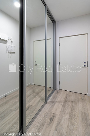 Дом во дворе, реновированный дом, закрытая территория, лифт, лестничная клетка Рига - изображение 9