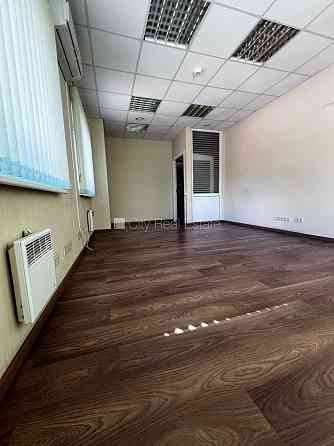 Территория обнесена забором, закрытая территория, места для нескольких машин, Рига