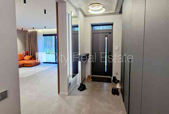 Частный дом, благоустроенная озеленённая территория, территория обнесена Юрмала