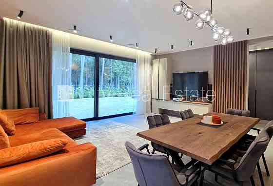 Частный дом, благоустроенная озеленённая территория, территория обнесена Юрмала