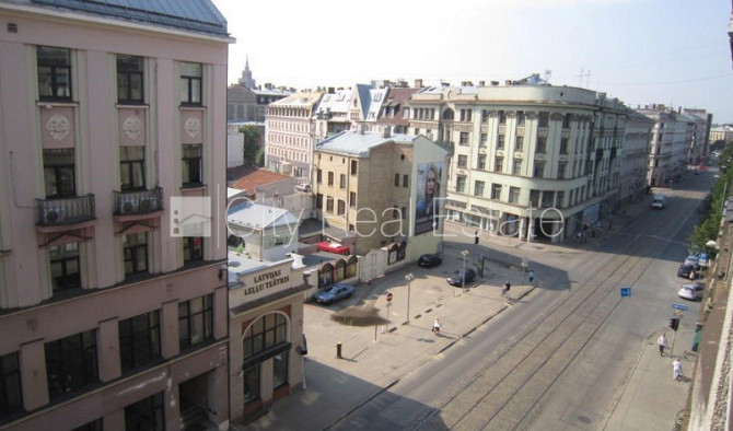 Fasādes māja, ieeja no ielas, ir lifts, kāpņu telpa pēc kapitālā remonta, balkons, istabas Rīga - foto 2