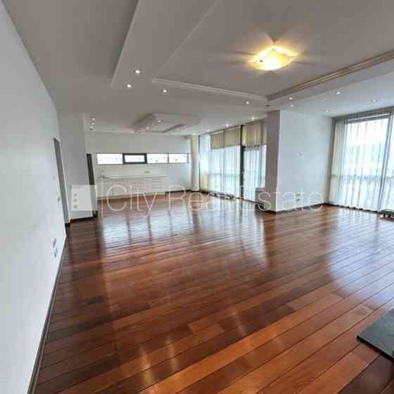 Новостройка, фасадный дом, благоустроенный озеленённый двор, закрытая Rīga