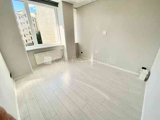 Фасадный дом, реновированный дом, закрытый двор, вход с улицы, лифт, лестничная Rīga