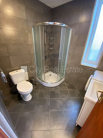 Фасадный дом, реновированный дом, закрытый двор, вход с улицы, лифт, лестничная Рига - изображение 7