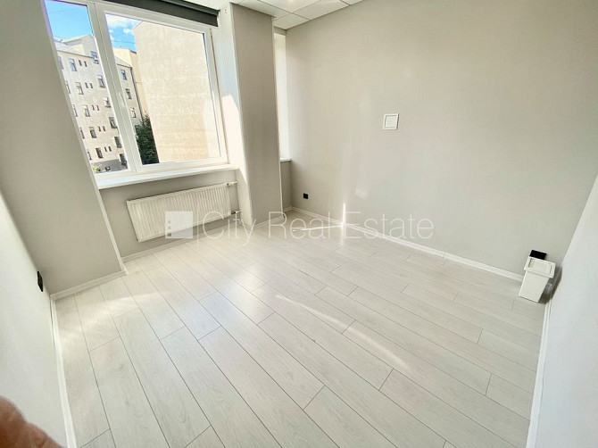 Фасадный дом, реновированный дом, закрытый двор, вход с улицы, лифт, лестничная Рига - изображение 1