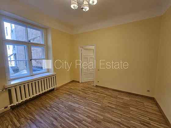 Фасадный дом, реставрированный дом, благоустроенная озеленённая территория, Рига