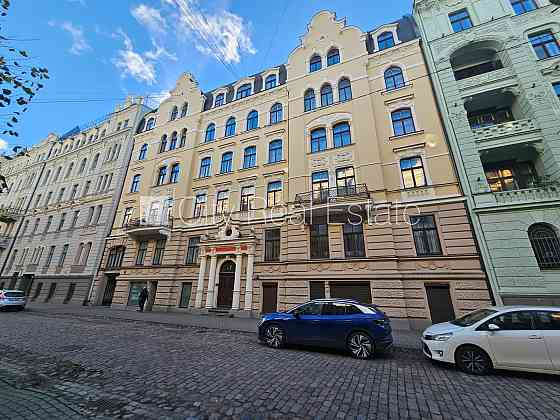 Фасадный дом, реставрированный дом, благоустроенная озеленённая территория, Рига