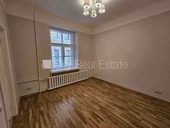 Фасадный дом, реставрированный дом, благоустроенная озеленённая территория, Рига