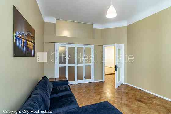 Фасадный дом, благоустроенный озеленённый двор, лестничная клетка после Рига