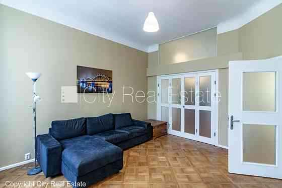 Фасадный дом, благоустроенный озеленённый двор, лестничная клетка после Рига