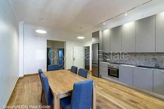 Фасадный дом, благоустроенный озеленённый двор, лестничная клетка после Рига