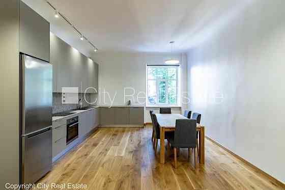 Фасадный дом, благоустроенный озеленённый двор, лестничная клетка после Рига