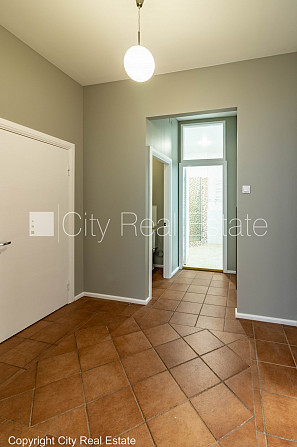 Фасадный дом, благоустроенный озеленённый двор, лестничная клетка после Рига - изображение 19