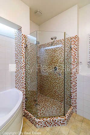 Фасадный дом, благоустроенный озеленённый двор, лестничная клетка после Рига - изображение 14