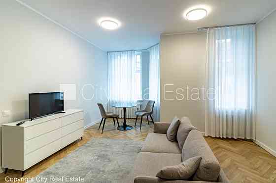 Фасадный дом, реновированный дом, благоустроенная озеленённая территория, лифт, Рига