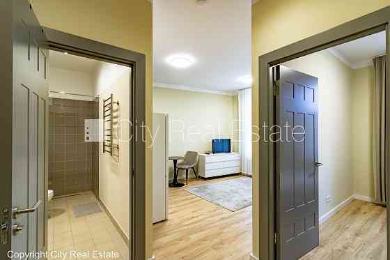 Фасадный дом, реновированный дом, благоустроенная озеленённая территория, вход с Рига