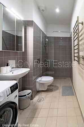 Фасадный дом, реновированный дом, благоустроенная озеленённая территория, вход с Рига