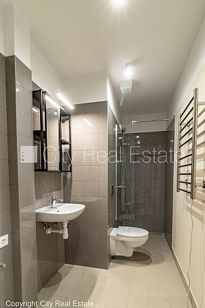 Фасадный дом, реновированный дом, благоустроенная озеленённая территория, лифт, Рига - изображение 6