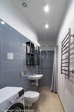 Фасадный дом, реновированный дом, благоустроенная озеленённая территория, лифт, Рига - изображение 9