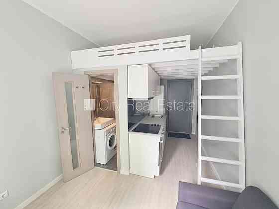 Здание во дворе, реновированный дом, закрытый двор, вход с улицы и со двора, Рига