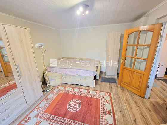 Здание во дворе, место для машины, вход со двора, окна выходят во двор, Рига