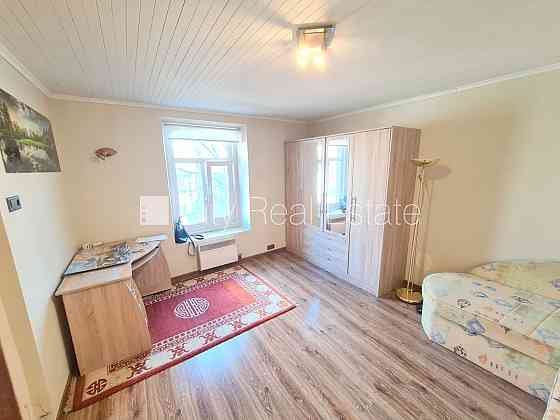 Здание во дворе, место для машины, вход со двора, окна выходят во двор, Рига