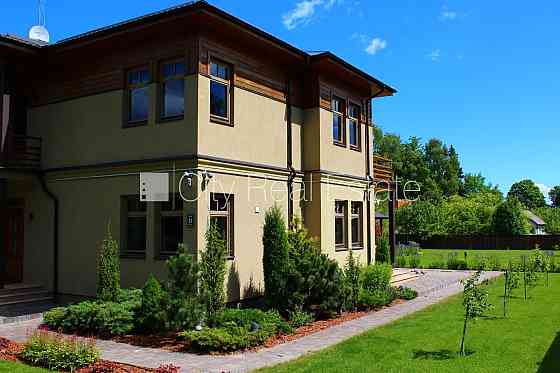 Частный дом, благоустроенная озеленённая территория, территория обнесена Юрмала