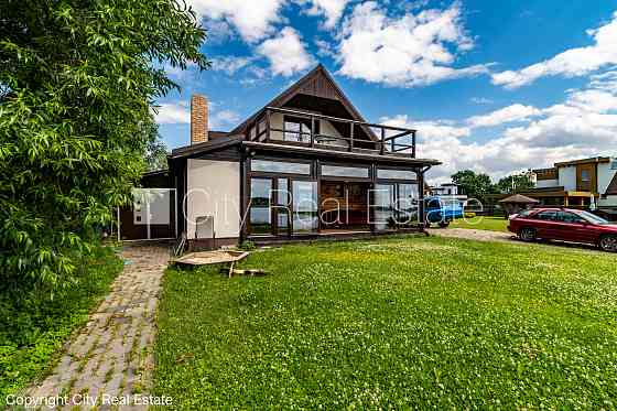 Частный дом, благоустроенная озеленённая территория, территория обнесена Рига