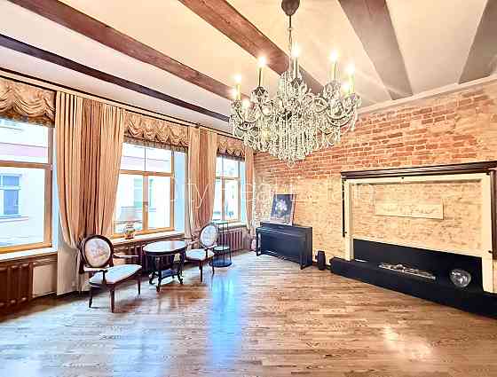 Фасадный дом, реновированный дом, подъездная дорога покрыта брущаткoй, вход с Рига