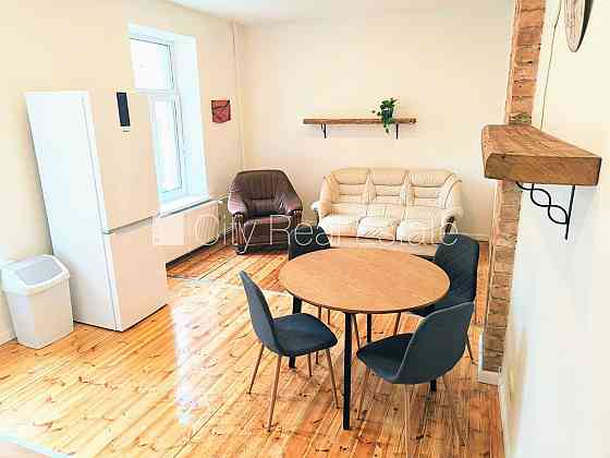 Здание во дворе, количество спален 3 шт., изолированные комнаты 3 шт., студио, кухня Рига