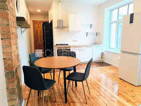 Здание во дворе, количество спален 3 шт., изолированные комнаты 3 шт., студио, кухня Рига