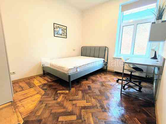 Здание во дворе, количество спален 3 шт., изолированные комнаты 3 шт., студио, кухня Рига