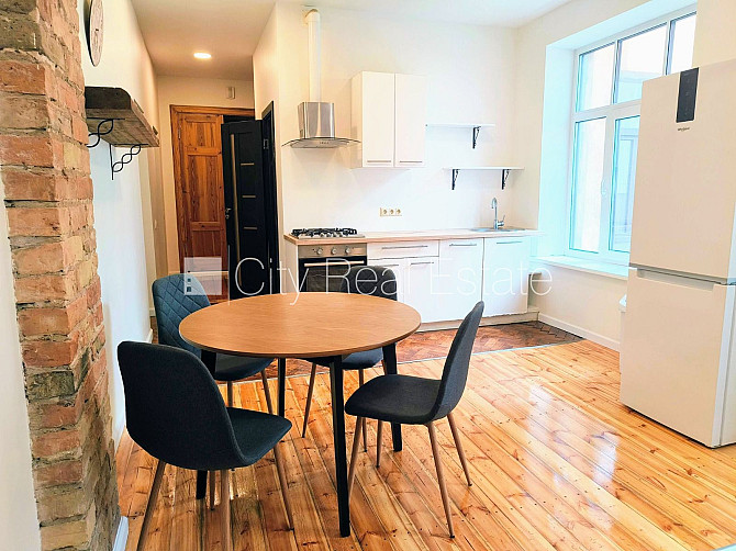 Здание во дворе, количество спален 3 шт., изолированные комнаты 3 шт., студио, кухня Рига - изображение 1