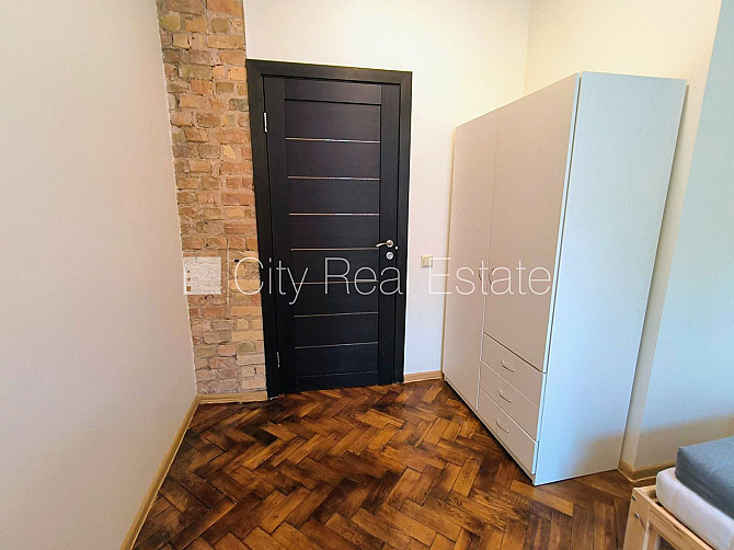 Здание во дворе, количество спален 3 шт., изолированные комнаты 3 шт., студио, кухня Рига - изображение 12