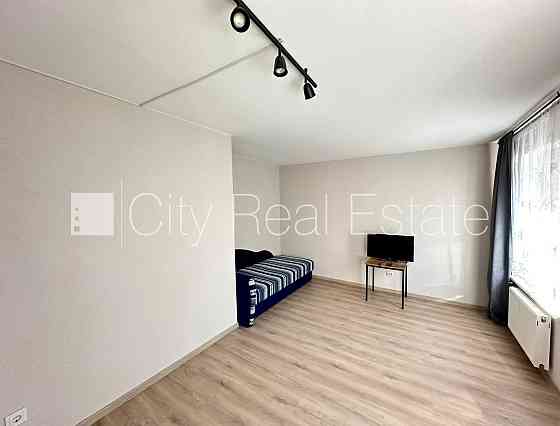 Дом во дворе, благоустроенная озеленённая территория, места для нескольких Рига