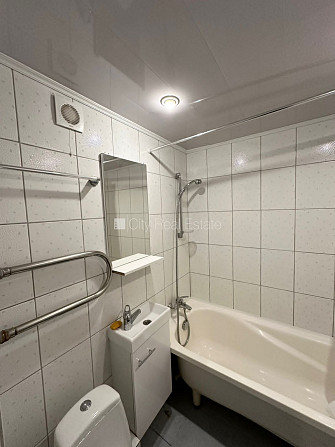 Дом во дворе, благоустроенная озеленённая территория, места для нескольких Рига - изображение 10