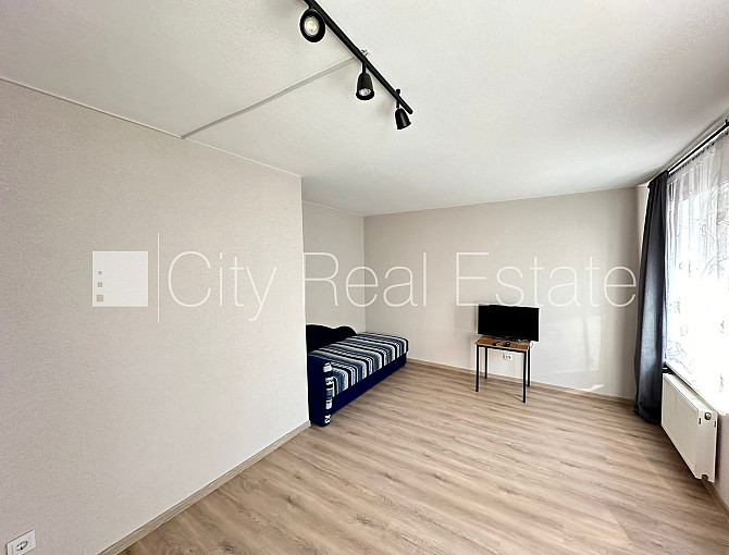 Дом во дворе, благоустроенная озеленённая территория, места для нескольких Рига - изображение 1