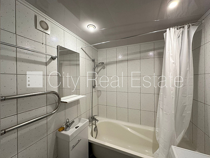 Дом во дворе, благоустроенная озеленённая территория, места для нескольких Рига - изображение 11