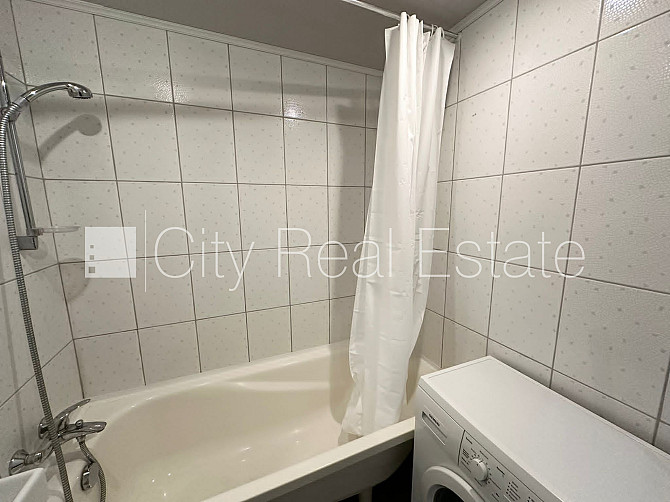 Дом во дворе, благоустроенная озеленённая территория, места для нескольких Рига - изображение 12