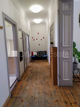 Pagalma ēka, renovēta māja, slēgts pagalms, ieeja no pagalma, kāpņu telpa pēc kosmētiskā Rīga - foto 11