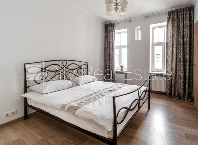 Restaurēta māja, kāpņu telpa pēc kosmētiskā remonta, logi vērsti uz pagalma pusi, Rīga - foto 7