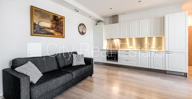 Restaurēta māja, kāpņu telpa pēc kosmētiskā remonta, logi vērsti uz pagalma pusi, Rīga - foto 2