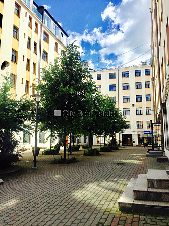 Restaurēta māja, kāpņu telpa pēc kosmētiskā remonta, logi vērsti uz pagalma pusi, Rīga - foto 12