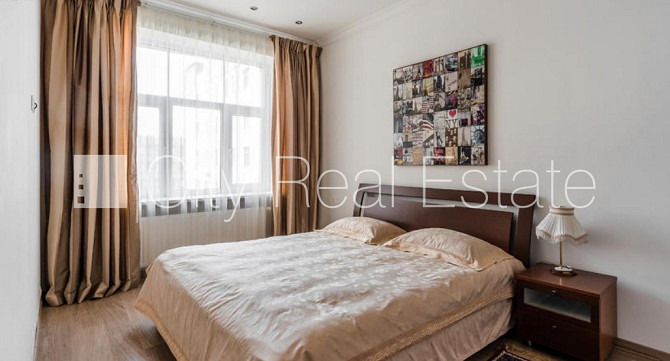 Restaurēta māja, kāpņu telpa pēc kosmētiskā remonta, logi vērsti uz pagalma pusi, Rīga - foto 5