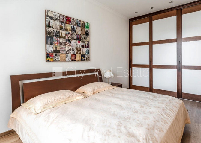 Restaurēta māja, kāpņu telpa pēc kosmētiskā remonta, logi vērsti uz pagalma pusi, Rīga - foto 6