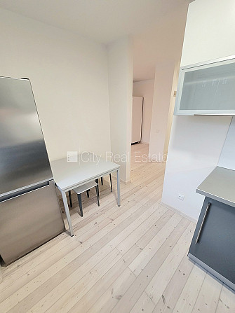 Zaļā teritorija, bezmaksas stāvvieta pagalmā, kāpņu telpa pēc kosmētiskā remonta, logi Rīga - foto 4