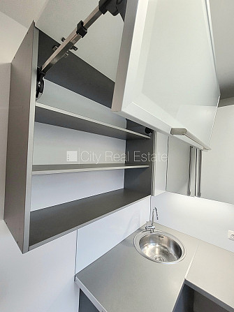 Zaļā teritorija, bezmaksas stāvvieta pagalmā, kāpņu telpa pēc kosmētiskā remonta, logi Rīga - foto 3