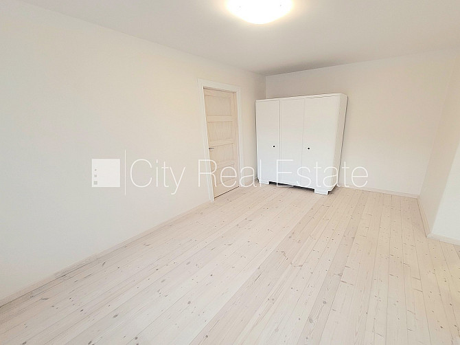 Zaļā teritorija, bezmaksas stāvvieta pagalmā, kāpņu telpa pēc kosmētiskā remonta, logi Rīga - foto 10