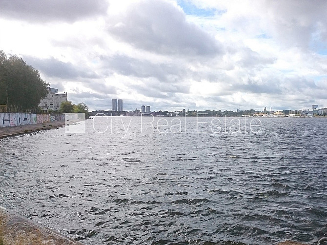 Zaļā teritorija, bezmaksas stāvvieta pagalmā, kāpņu telpa pēc kosmētiskā remonta, logi Rīga - foto 16